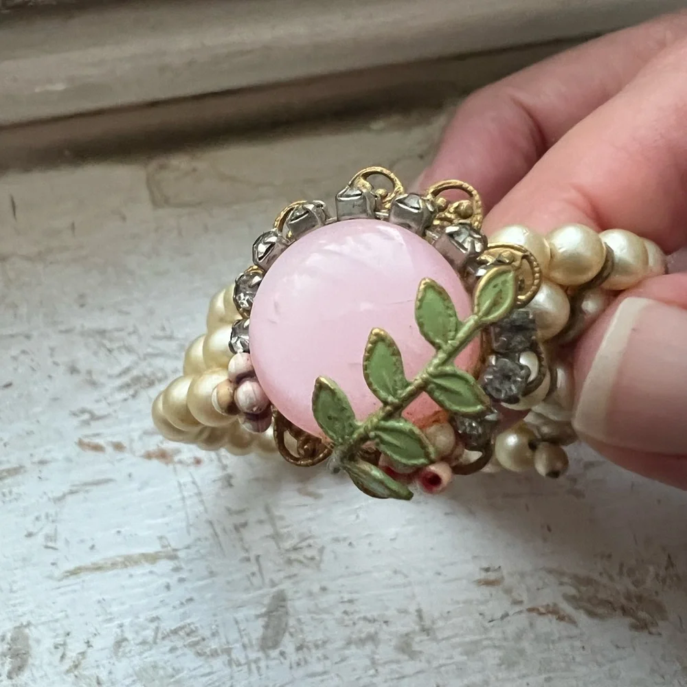*Rare Find* 1940’s Vintage Flower clip-on earrings and matching cuff - Picture 10 of 13